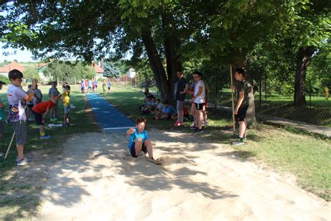Dieťa športujúce v prírode so svojimi rodičmi