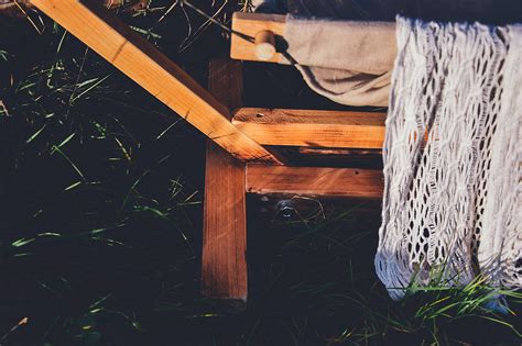 detail matraca z prírodných materiálov v kočíku