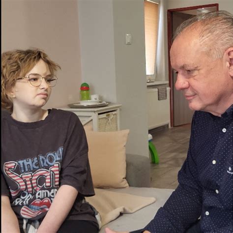 Zobrazuje dospelého a dieťa v pokojnom rozhovore, obe postavy sú v rovnakej úrovni očí, čo symbolizuje rešpektujúcu komunikáciu.
