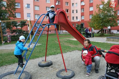 Dieťa hrá na ihrisku