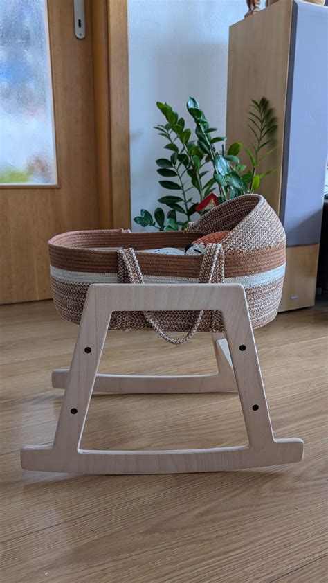 detailný pohľad na bezpečný drevený hojdací stojan pre kôš
