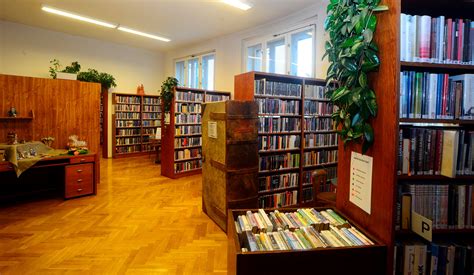 Portrét akademika v knižnici