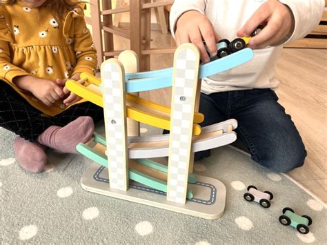 Drevená závodná dráha a autíčka v akcii