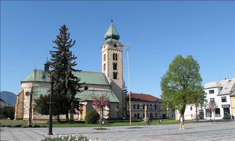 Pohľad na rímskokatolícky kostol svätého Mikuláša v Liptovskom Mikuláši