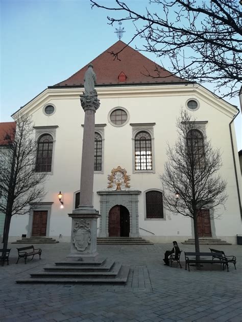 Detail interiéru kostola s hlavným oltárom