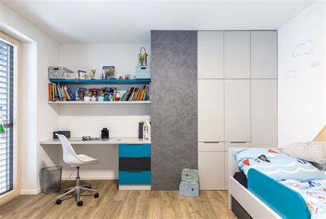 moderná detská izba s kovovou posteľou v minimalistickom štýle