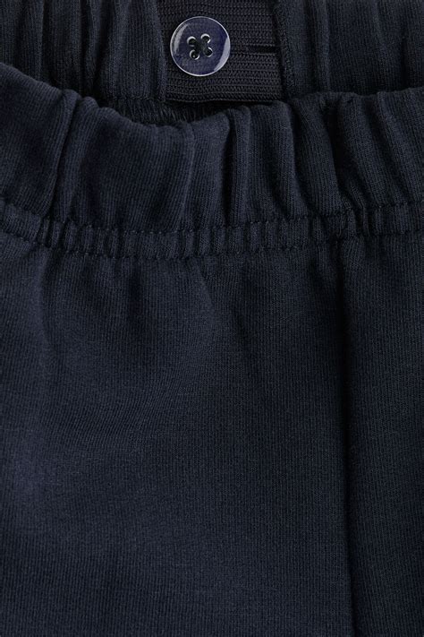 detailný pohľad na elastický pás a kvalitné šitie detských kraťasov