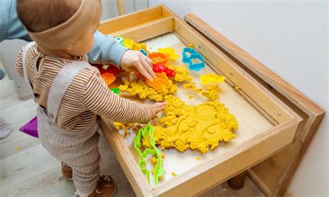 Dieťa maľujúce prstovými farbami na veľký papier