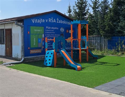 dieťa tvoriace kreatívny projekt
