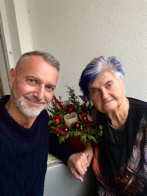 Ilustračná fotografia zachytávajúca radostné chvíle matky v rodinnom kruhu.