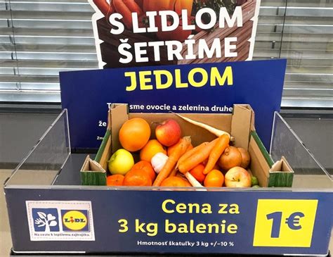 pohľad na vyváženú stravu s ovocím a zeleninou