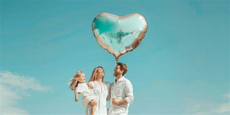 ilustračná fotografia šťastnej rodiny s dvojičkami