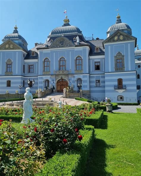Detail historického kočíka v záhradnom prostredí