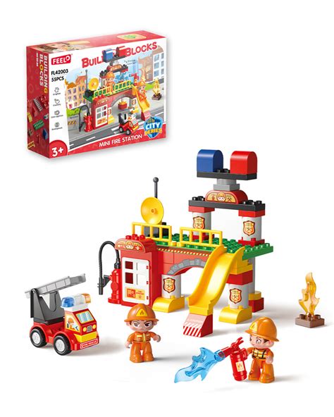 Dievčatko s nadšením stavia vežu z veľkých farebných kociek.