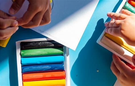 Ruky dieťaťa modelujú farebnú plastelínu.