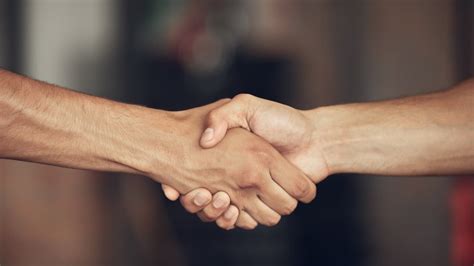 Dve ruky dieťaťa obliekajú bábiku.