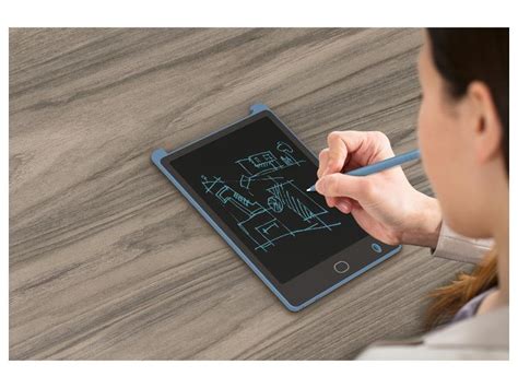 Dieťa kresliace na grafickom tablete s úsmevom