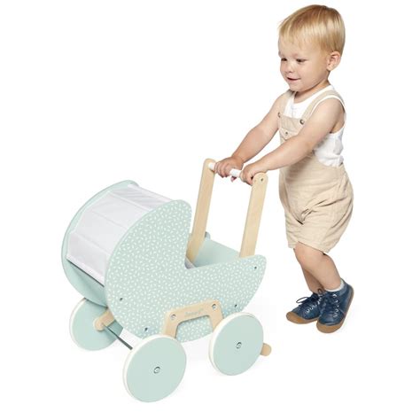 Dieťa tlačiace drevený kočík JOKO, s dôrazom na jeho stabilitu a podporu pri chôdzi