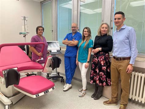 moderný pôrodný box vybavený špeciálnym polohovateľným kreslom a monitorovacou technikou