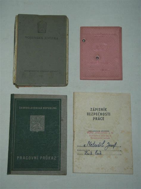 dokumenty a tehotenská knižka pripravené v obale
