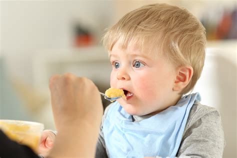 Dieťa ochutnávajúce nové jedlo s radosťou
