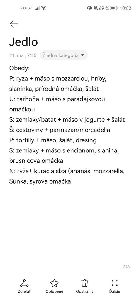 Dieťa objavujúce rôzne textúry jedla