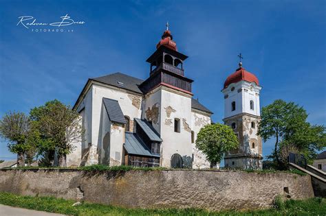 Mohutný kamenný kostol v srdci obce