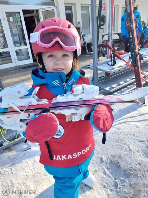 dieťa na snowboarde s rodinou