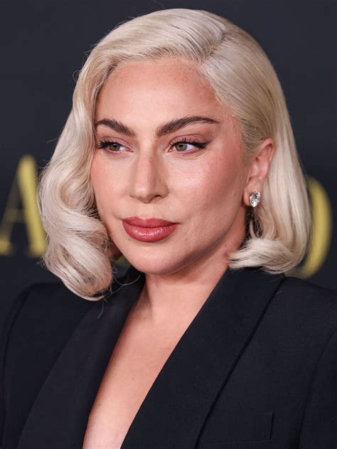 Portrét Lady Gaga počas vystúpenia