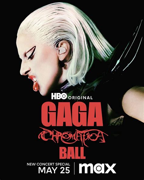 Lady Gaga na pódiu počas turné Chromatica
