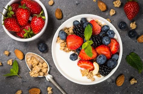 Jogurt s ovocím a müsli
