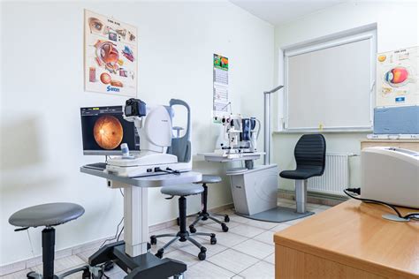 Zobrazenie moderného diagnostického prístroja v očnej klinike
