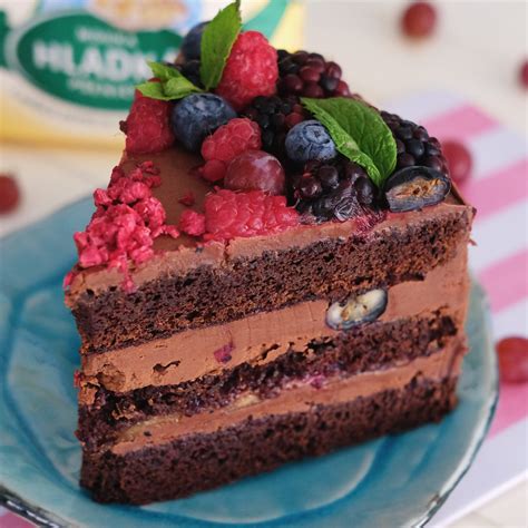 Vegánska čokoládová torta s bobuľovým ovocím