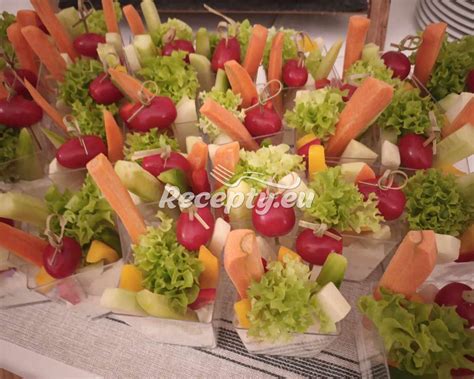 Misky s čerstvým ovocím a zeleninou