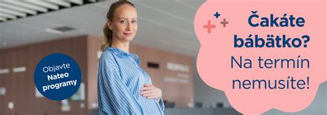 Žena píšuca pôrodný plán s partnerom v pozadí