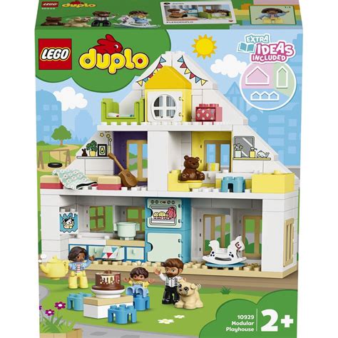Dieťa si stavia z kociek LEGO DUPLO pestrofarebný domček
