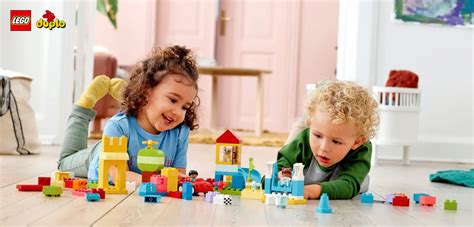 Rodina sa spoločne hrá s kockami LEGO DUPLO na podlahe