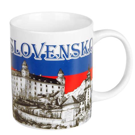 čajová šálka s bylinkami v prírodnom prostredí