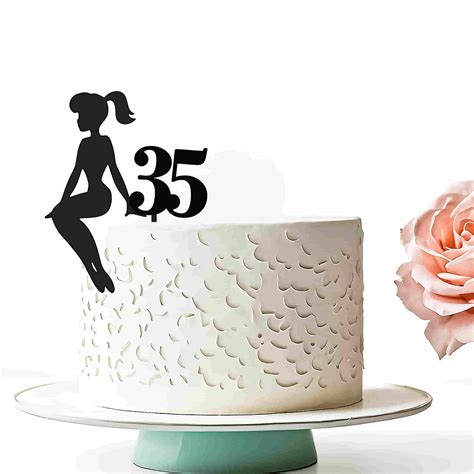 Dievča sediace na schodoch s batohom