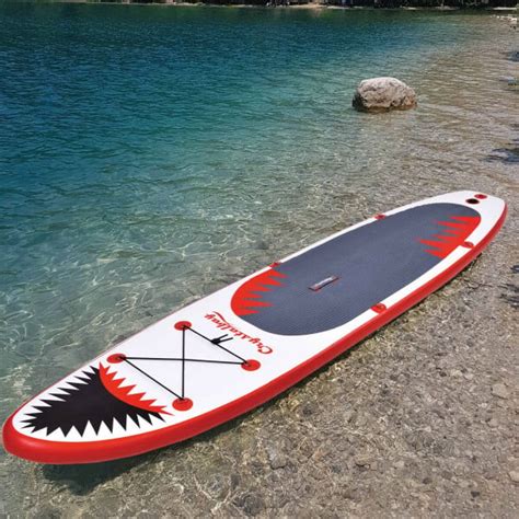 Ľudia cvičiaci paddleboard jogu na vode