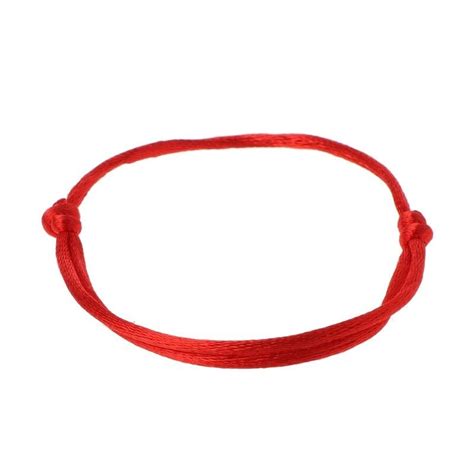 Červená šnúrka na zápästí dieťaťa ako amulet