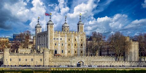 Historické zobrazenie Tower of London a delostreleckých sálv