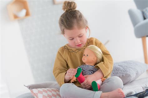 Dieťa hrajúce sa s bábikou Llorens