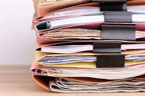 Administratívne dokumenty a pečiatky s dátumami