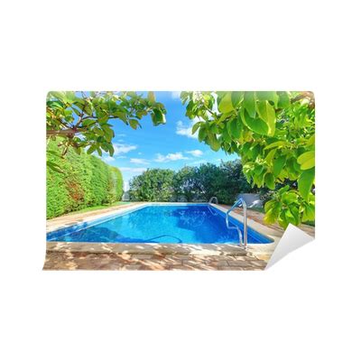 bazén s modrou vodou