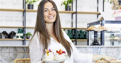 Lucia Gulišová v cukrárskej kuchyni pri práci