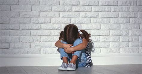 Dieťa, ktoré v tichosti trpí v dôsledku emocionálnych problémov rodičov