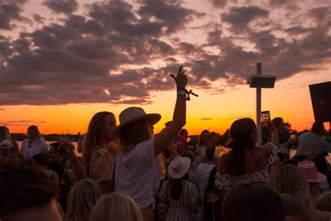 Lukas Graham pri vystúpení na Surf Lodge Summer Concert Series