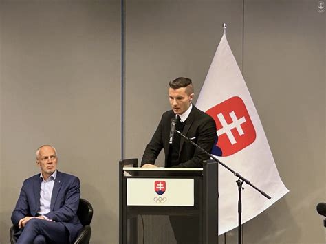 Lukáš Adamec počas energického vystúpenia na pódiu