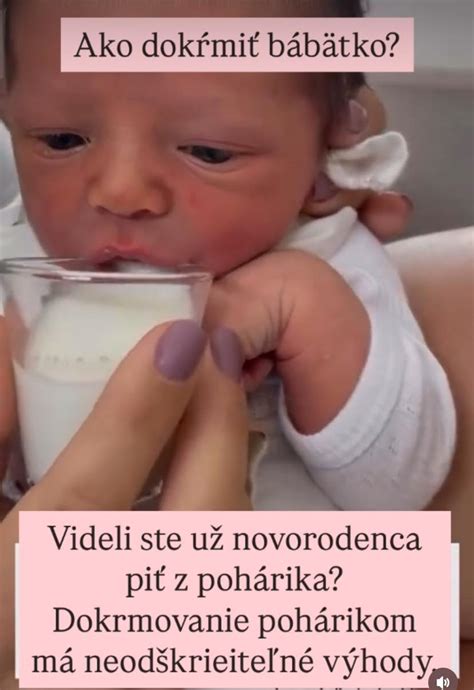 Bábätko pije vodu z malého pohárika